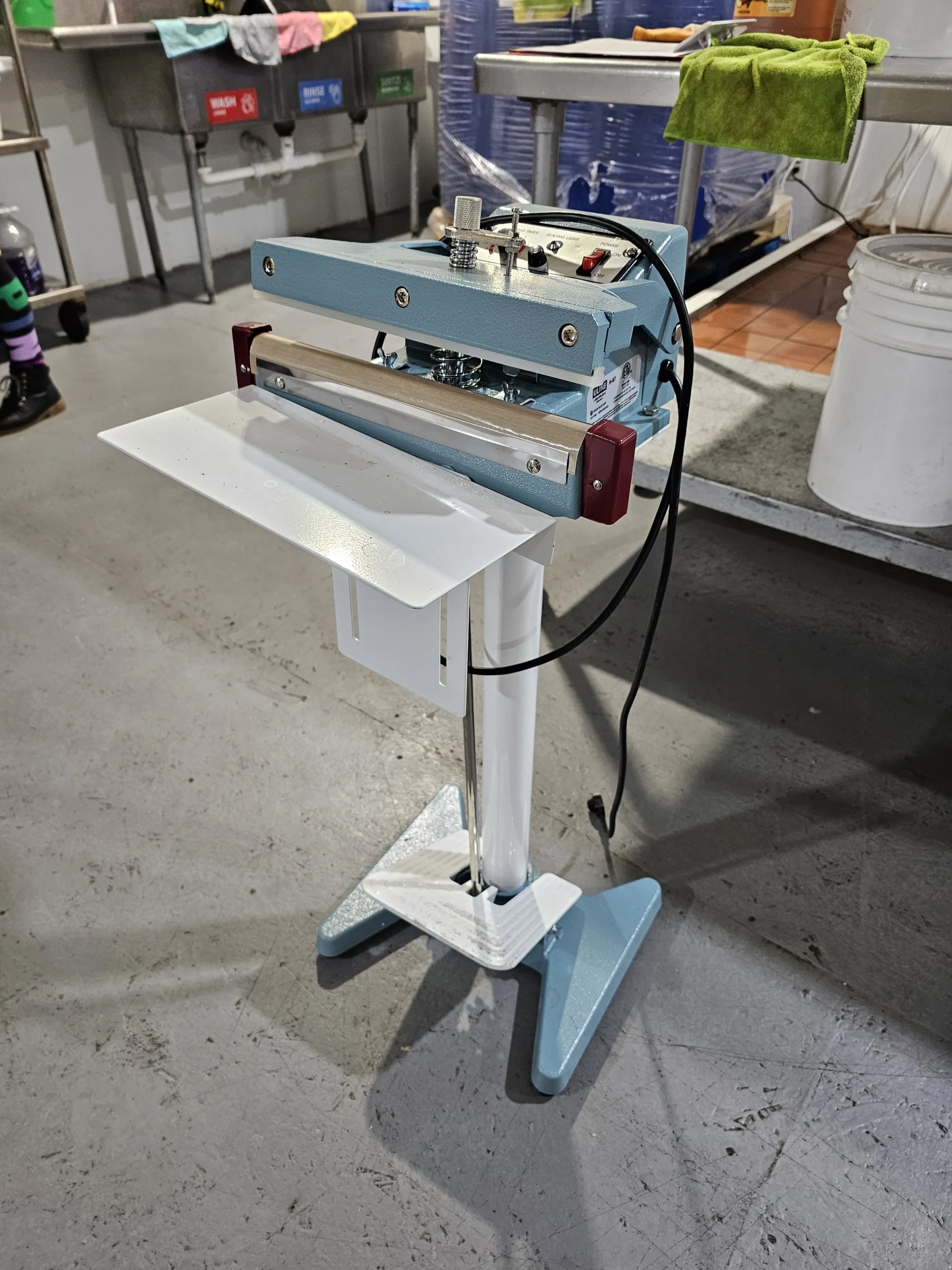 Bag sealer for pouches and dry goods